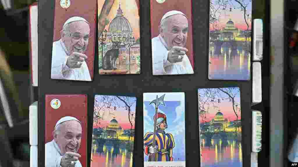 Сувенири со ликот на папата, недалеку од плоштадот Свети Петар.