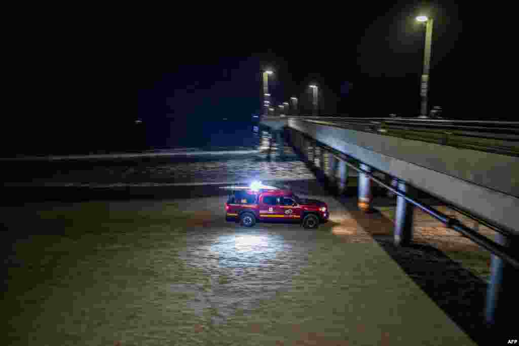 Vozilo spasilačke službe patrolira plažom usred upozorenja na cunami u Los Angelesu, Kalifornija, 30. jula 2025.