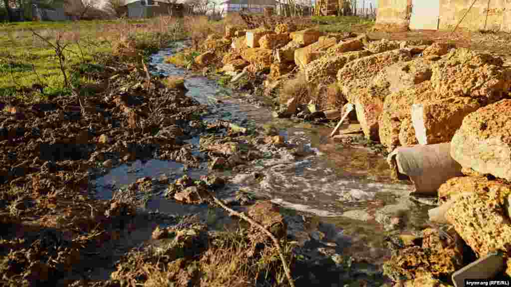 Вода з лазні витікає постійно і заболочує навколишню територію