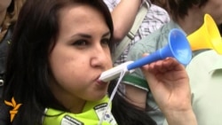 Під парламентом захищають українську мову Під парламентом захищають українську мову