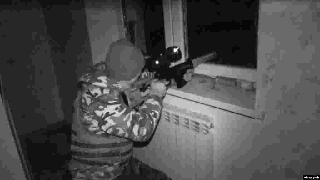 Український солдат (фото з нічної зйомки)