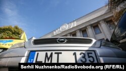 З 15 червня власники автомобілів на єврономерах тимчасово можуть розмитнити їх за спрощеною процедурою