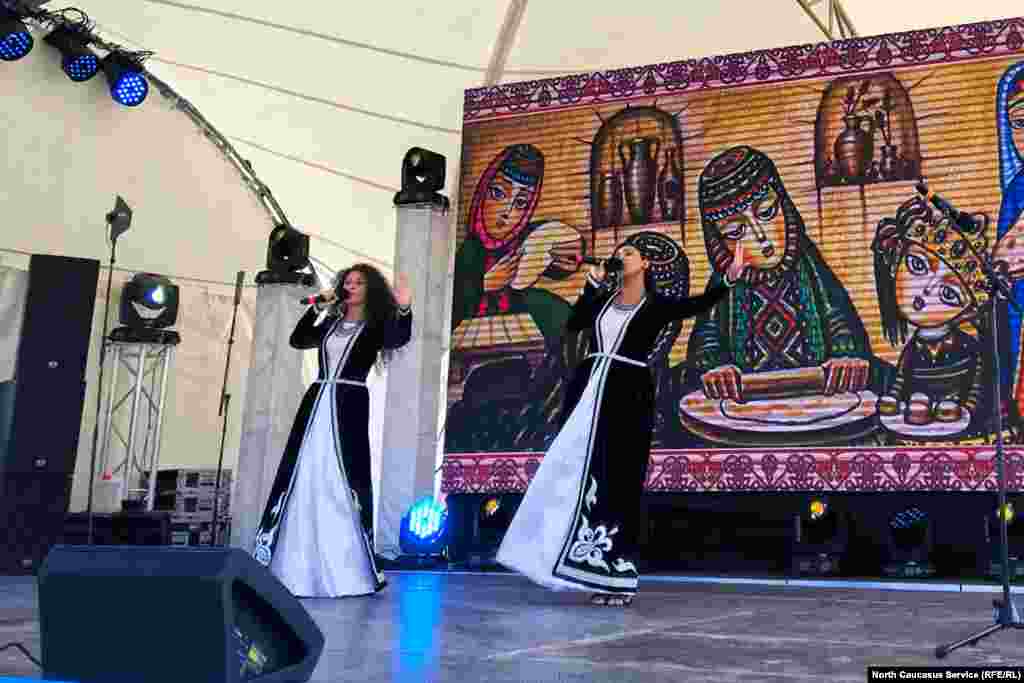 Выступают певицы из Армении