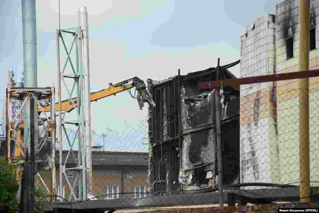 Разбор будет проходить в два этапа. Сначала разрушат постройки, стоящие на внутренней территории, демонтируют фундамент. И только после этого приступят к сносу основного здания, которое располагается на главной дорожной артерии города – проспекте Ленина. Будет ли на это время перекрыта дорога пока, неизвестно.