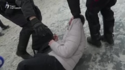 მოსკოვში სამართალდამცავები ელექტროშოკით უსწორდებიან დემონსტრანტებს მოსკოვში სამართალდამცავები ელექტროშოკით უსწორდებიან დემონსტრანტებს