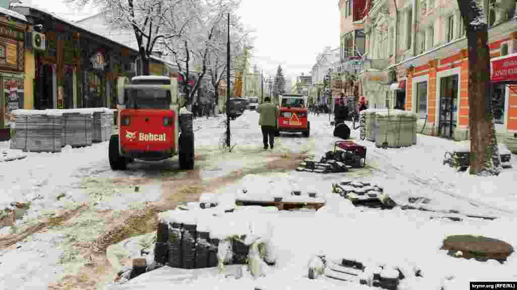 На центральних вулицях кримської столиці ведуться ремонтні роботи, які, за словами глави адміністрації анексованого Сімферополя Геннадія Бахарева, до Нового року закінчити не встигнуть