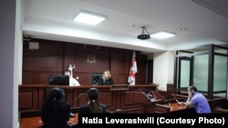 მოსამართლე ნინო გალუსტაშვილი - ის ასევე არის მათე დევიძისა და სხვა პოლიტპატიმრებად მიჩნეული დემონსტრანტების საქმეების მოსამართლე.