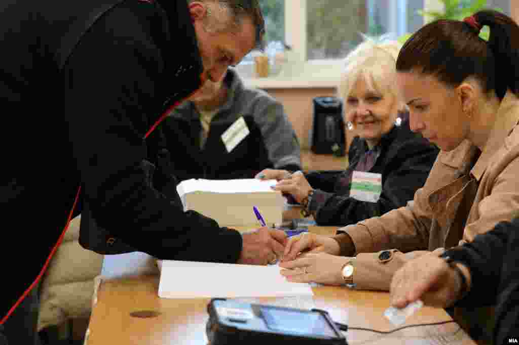 Sa jednog od biračkih mjesta u Skoplju, 2. novembar 2025.U ovom drugom krugu nema izbornog praga, što znači da će kandidat koji osvoji najviše glasova biti izabran.