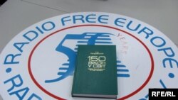 Книга Ігоря Качуровського «150 вікон у світ. З бесід, трансльованих по радіо «Свобода»