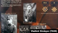 На виставці «Українська повстанська армія. Історія нескорених» у Центрі культури і мистецтв Служби безпеки України. Київ, 2 червня 2008 року