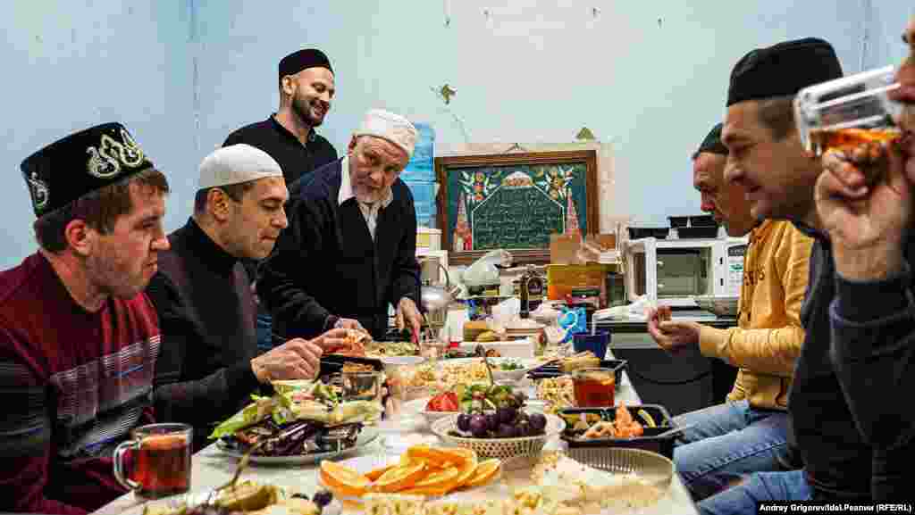 На вечерний ифтар (прием пищи во время месяца Рамадан) в мечети собирается с десяток мужчин. Все здесь друг друга давно знают, когда-то все жили поблизости – в Кировском районе. Многие разъехались, но верность мечети «Раджаб» хранить продолжают. Собственной кухни у «Раджаб» нет. Еду для ифтаров привозят из мечети «Ярдэм», при которой действует благотворительный фонд. Там еду готовят на все мечети района