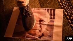 Pristalica politike turskog predsjednika Erdoana gazi sliku Fetuhala Gulena, Istanbul.