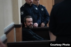 ნიკა კაცია სასამართლოს სხდომათა დარბაზში, ის 2024 წლის 7 დეკემბერს დააკავეს