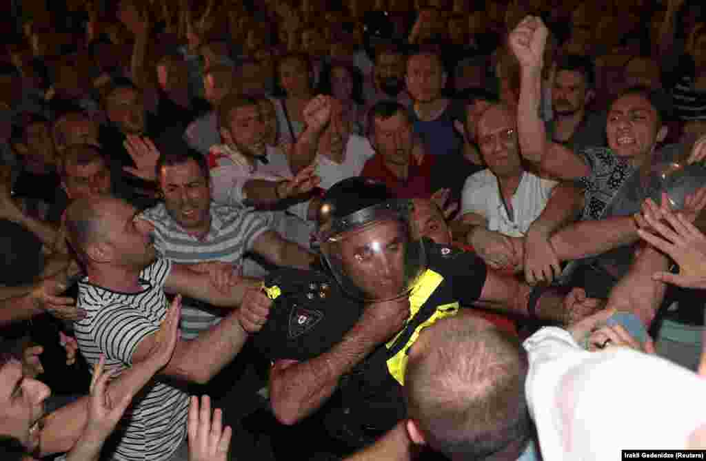 Nasilje je eskaliralo nakon što su demonstranti pokušali ući u zgradu Parlamenta. 