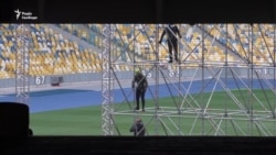Дебати Порошенка й Зеленського: на НСК «Олімпійський» почали монтувати сцену – відео Дебати Порошенка й Зеленського: на НСК «Олімпійський» почали монтувати сцену – відео