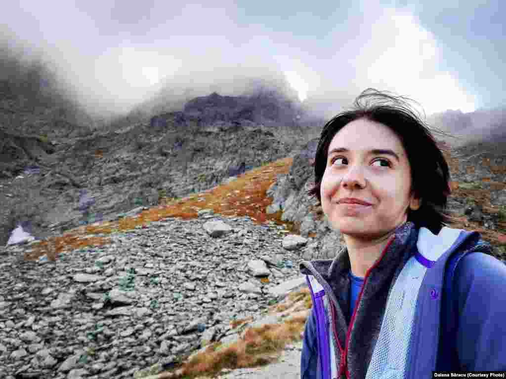 Daiana Săracu are 24 de ani și își dorește copii, dar nu acum. &bdquo;Suntem influențați de ce se spune în jurul nostru, iar în momentul de față e promovată ideea că trebuie să ai toate studiile puse la punct, toată viața organizată înainte de a face un copil&rdquo;, spune ea pentru Europa Liberă.