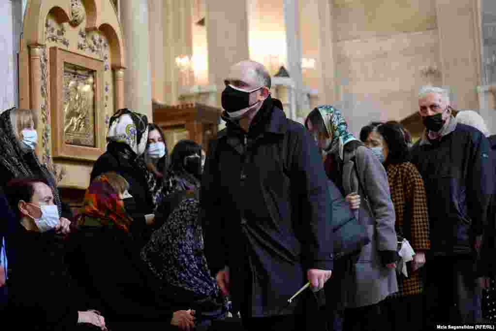 კომპოზიტორი ნიკოლოზ რაჭველი&nbsp; გურამ დოჩანაშვილის დაკრძალვაზე.