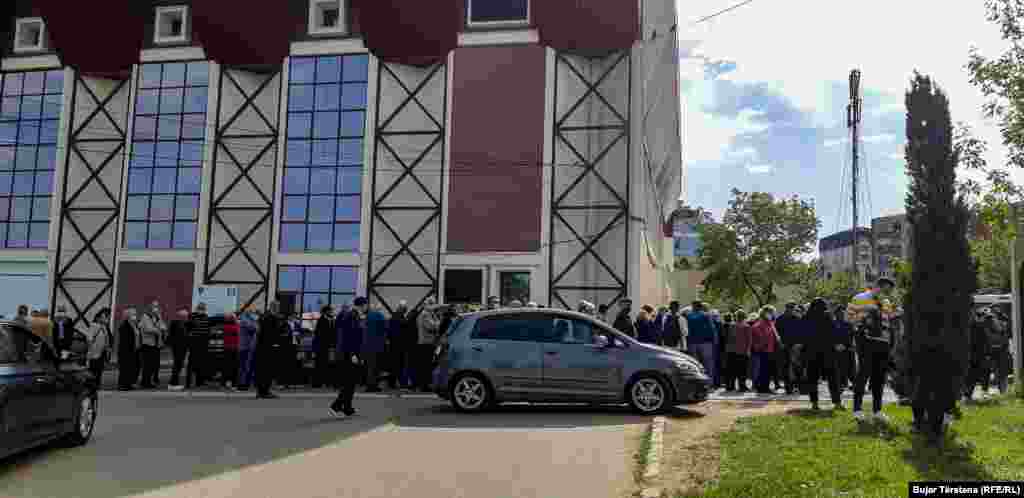 Kosovo ima državni plan vakcinisanja podijeljen u tri faze. U prvoj fazi vakcinisane su osobe starije od 80 godina, one sa hroničnim bolestima i zdravstveni radnici. U drugoj fazi, koja je započela 12. maja, biće vakcinisane osobe od 65 do 79 godina, kao i učitelji i pripadnici snaga sigurnosti uključenih u akcije vezane za pandemiju. U trećoj fazi očekuje se vakcinisanje 50 posto stanovništva Kosova.