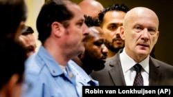 Jadranko Prlić ulazi u sudnicu tribu