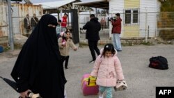 თურქეთში მცხოვრები სირიელი ლტოლვილები სირიაში ბრუნდებიან. ონქუფინარის სასაზღვრო-გამშვები პუნქტი. 11 დეკემბერი, 2024.