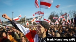 Ljudi mašu zastavama Belorusije na skupu 25. marta 2018. kojim je obeleženo proglašenje nezavisnosti Belorusije od Rusije 1918.