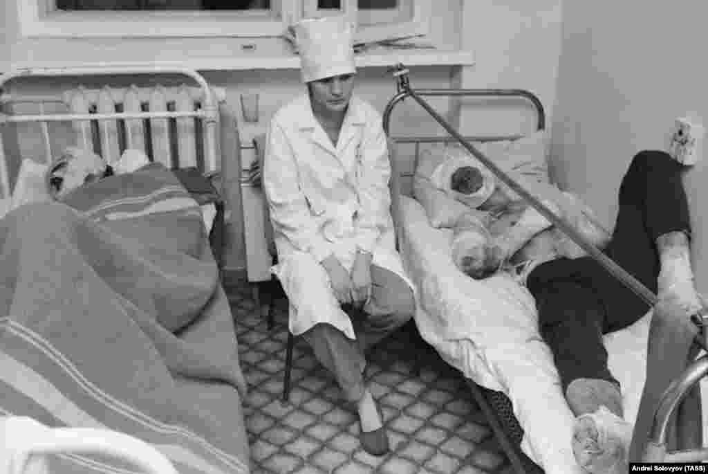 Медицинская сестра в уфимской больнице с жертвой катастрофы. Более 300 человек скончались в больницах из-за полученных ожогов в первые дни после трагедии. 