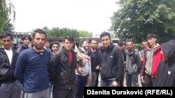 MIgranti u prostorijama nekadašnje firme Krajinametal u blizini Bihaća