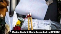 Покладання квітів під посольством Росії. Київ, 1 листопада 2015 року