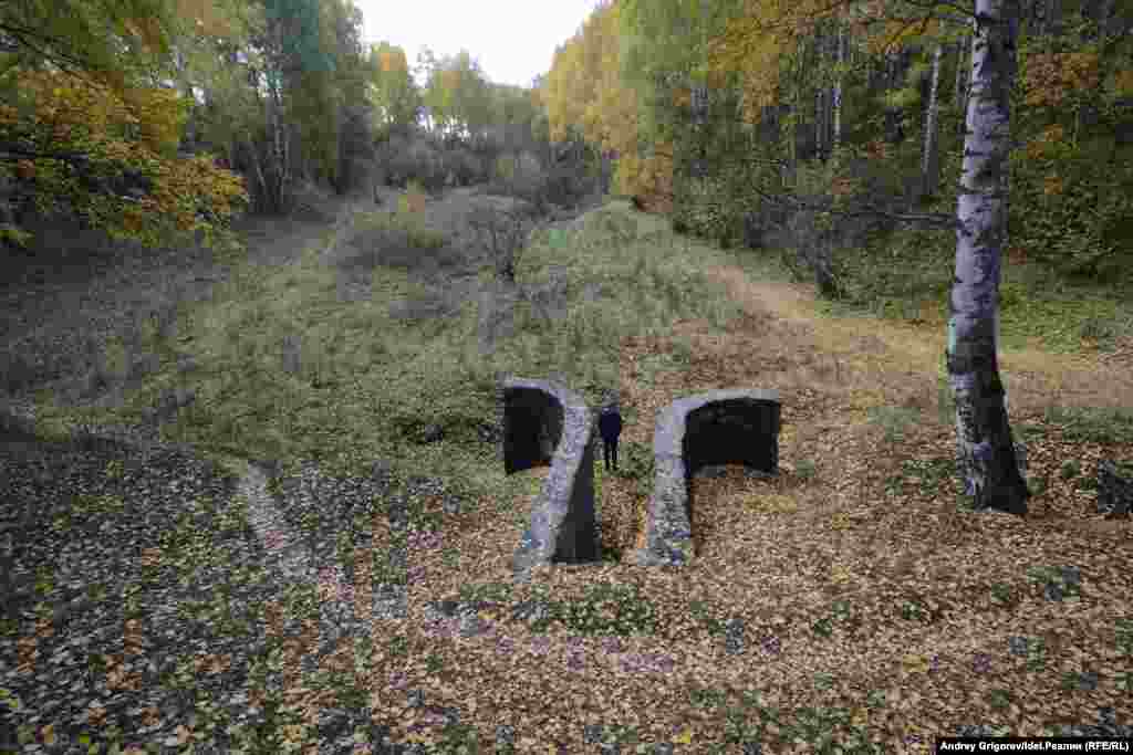 В 1939 году было принято решение о строительстве железной дороги на Бугульму, через Чистополь — всего 348  км. Начали с  Дербышек — через многочисленные овраги  были возведена насыпь в районе Нагорного, села Аки и Чебаксы. Железная дорога соединила бы Уфу и Казань, а составы с Южного Урала могли бы значительно сократить свой путь.  Строили дорогу всем Татарстаном. Через Каму должен был быть построен мост длинною в 1200 м.  Планам не было суждено сбыться — началась война, а потом о железной дороге забыли.  