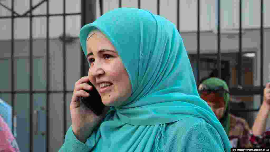 Крымскотатарская активистка и правозащитница Лутфие Зудиева у здания суда, где проходит очередной процесс над группой крымских татар-мусульман, Симферополь, 30 мая 2019 года. Автор фото – Илья Тарасов (имя и фамилия по соображениям безопасности изменены).