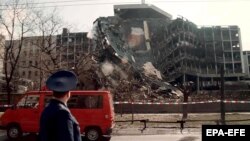 Član ruske delegacije u Beogradu u aprilu 1999. ispred zgrade Ministarstva unutrašnjih poslova pogođene u NATO intervenciji u aprilu 1999.