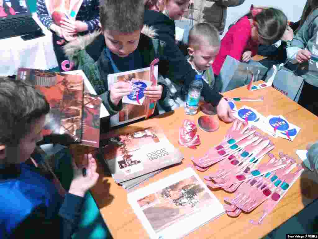 Djeca uzimaju promotivne materijale o misiji NASA koja dijelom nosi ime po njihovoj opštini. 