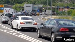 Redovi automobila na slovenačko-hrvatskoj granici u Dragonji, nakon što je slovenačka vlada zvanično proglasila kraj epidemije, postajući prva evropska zemlja koja je to učinila. 15. maj 2020.