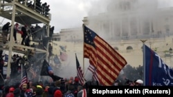 Trampove pristalice su upale u zgradu Kongresa 6. januara 2021, zbog čega je obustavljena verifikacija izbornih rezultata. U neredima je poginulo pet osoba, a na desetine je povređeno (Foto: Pristalice Donalda Trampa ispred zgrade američkog Kongresa u Vašingtonu 6. januara 2021)