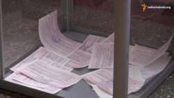 У Черкасах виборець намагався винести бюлетень із дільниці (відео) У Черкасах виборець намагався винести бюлетень із дільниці (відео)