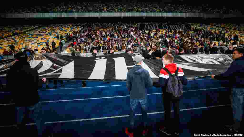 Учасники акції розгортають банер із написом «Олег Сенцов. Україна з тобою»