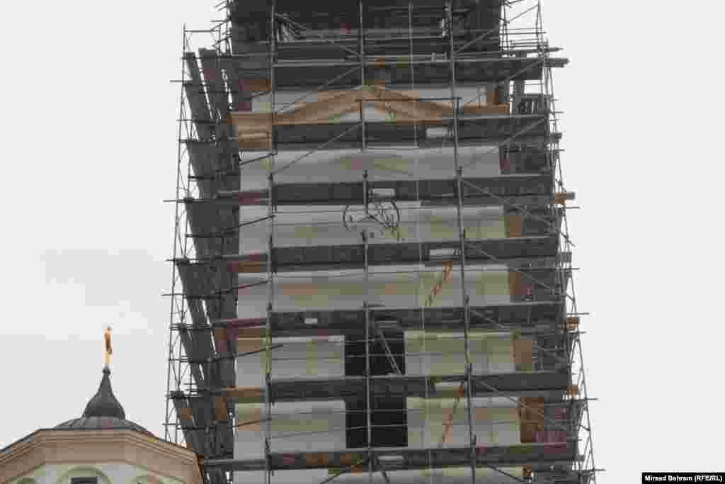 Privode se kraju radovi na obnovi kupole crkvenog zvonika. Ponovo su postavljena tri sata – sa arapskim, rimskim i staroslavenskim brojevima. Na slici je sat na zvoniku sa arapskim brojevima.