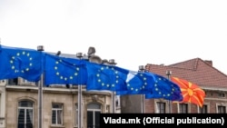 Знамиња на ЕУ и на Македонија