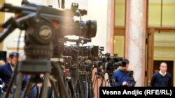 Ilustrativna fotografija, medijske ekipe u Skupštini Srbije
