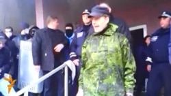 Сепаратисти штурмують райвідділок міліції у Горлівці Сепаратисти штурмують райвідділок міліції у Горлівці