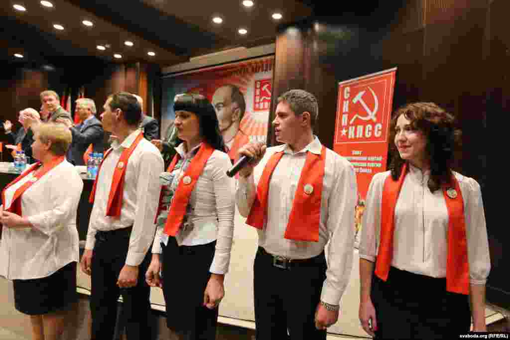 Участники самодеятельности поют песню "И вновь продолжается бой!"