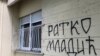 Grafit sa imenom Ratka Mladića na fasadi zgrade u Novom Sadu (juni 2021.)