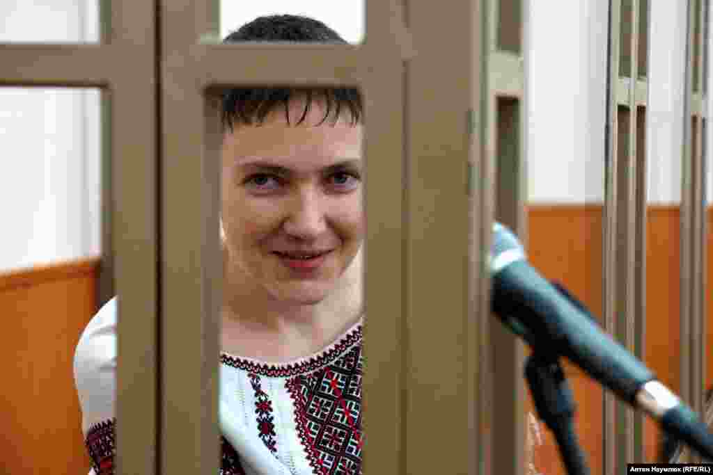 Надежду Савченко судили в Донецком районном суде Ростовской области. Украинскую военнослужащую взяли в плен боевики самопровозглашенной Луганской народной республики, а потом насильно вывезли в Россию сотрудники ФСБ. Савченко обвинили в гибели российских работников СМИ Игоря Корнелюка и Антона Волошина, а также незаконном пересечении границы. Приговор – 22 года заключения. В мае 2016 года была помилована и вернулась в Украину, в обмен на возвращение осужденных в Киеве служащих ГРУ РФ Александра Александрова и Евгения Ерофеева.