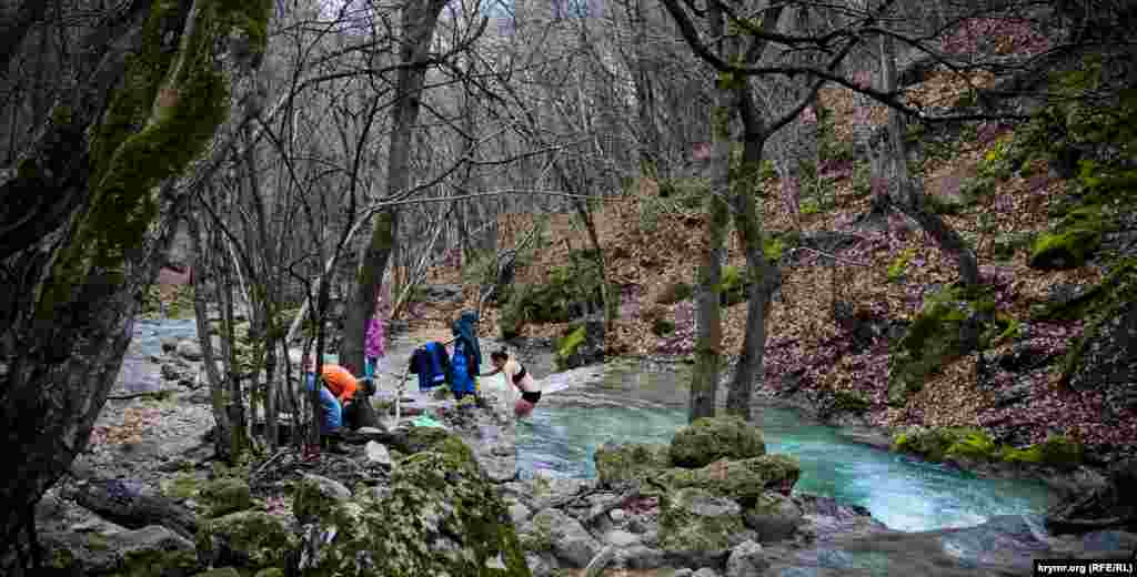 Семья у горной «ванны молодости»