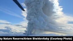 Виверження розпочалося 3 серпня о 04:50 (за місцевим часом) з викидами попелу на висоту до чотирьох кілометрів
