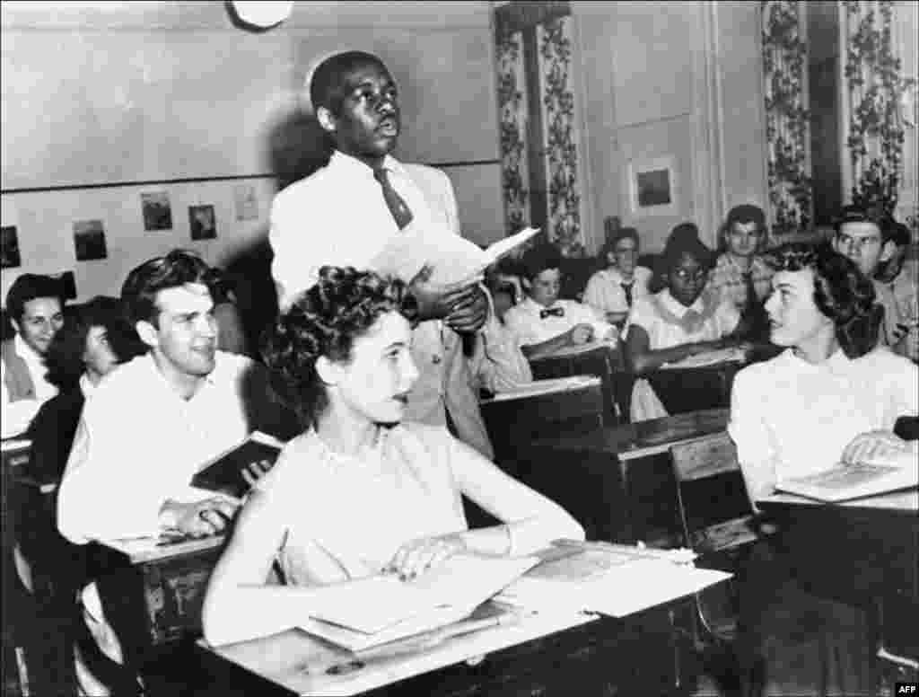 Afroamerički student, Nathaniel Steward, u školi u Washingtonu, 21. maj 1954. Škole su među prvima uvele zajednička odjeljenja za crne i bijele đake.