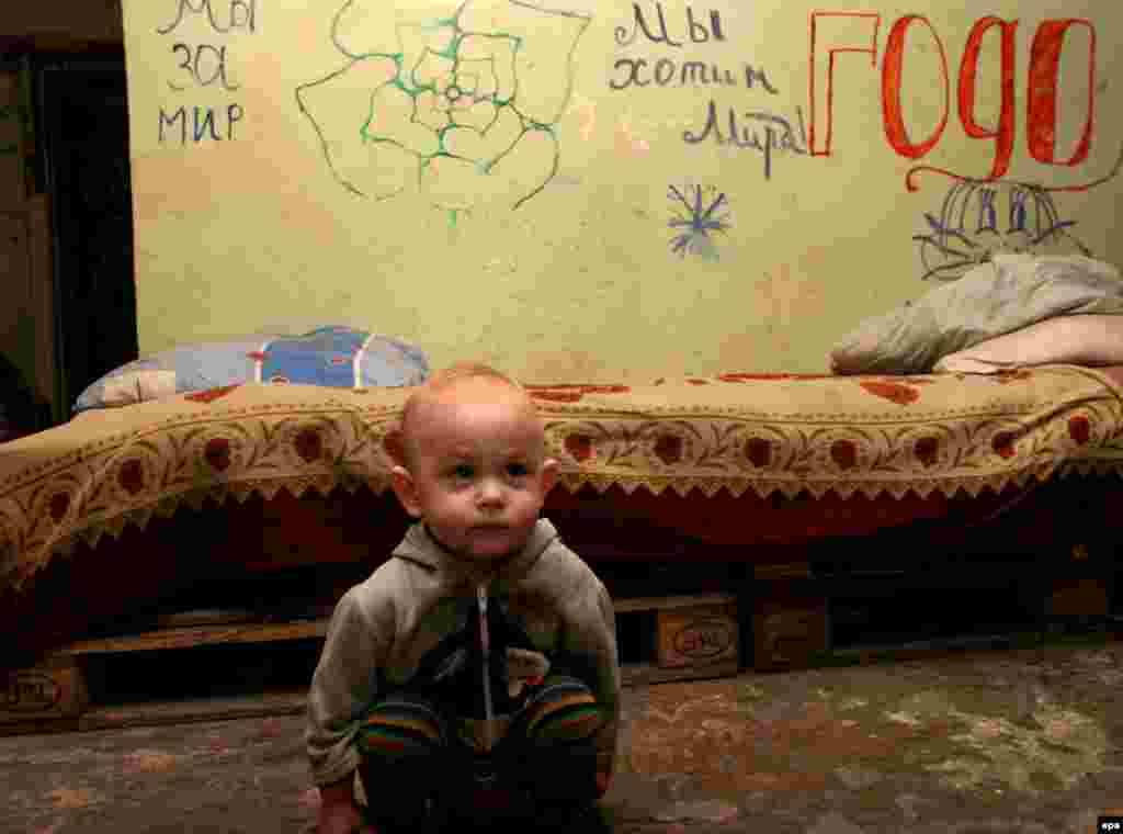 Три сім'ї, які втратили житло в результаті бойових дій на сході України, живуть у бомбосховищі на території ДВАТ «Шахта ім. Челюскінців» (м. Донецьк) вже другий місяць. 2015 рік вони також зустріли у приміщенні захисної споруди, де прикрасили новорічну ялинку і розмалювали стіни.