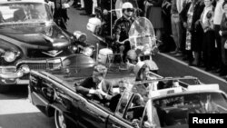 Президент Джон Кеннеди за минуты до покушения. Даллас, 22 ноября 1963 года.