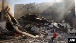 Palestinski dječak sjedi na ruševinama zgrade nakon izraelskog napada u Gazi 24. oktobra 2024.