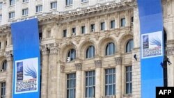 Bukurešt, Plakati o Samitu NATO-a na zgradi Parlamenta Rumunije